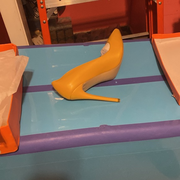 Yellow five in stiletto heel size 10 leather shoe - Picture 3 of 5